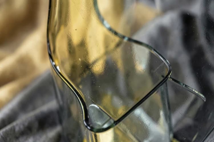 Um close-up de diferentes tipos de vidros, como temperado, laminado e espelhado, com texturas variadas.