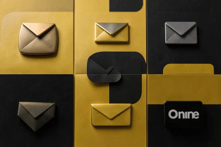 Uma colagem de ícones representando diferentes canais de marketing: redes sociais, e-mail, website e anúncios online.