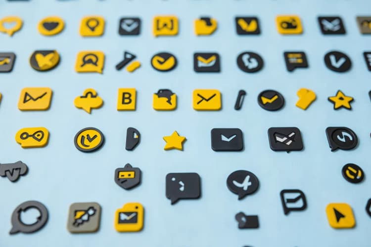 Um conjunto de ícones representando diferentes canais de marketing, como redes sociais, email e publicidade.