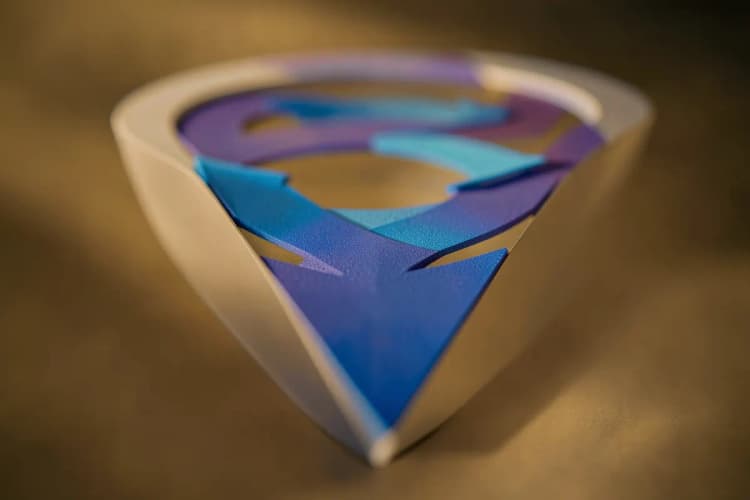 Um gráfico de funil de vendas estilizado com setas indicando o fluxo de clientes, em tons de azul e roxo.