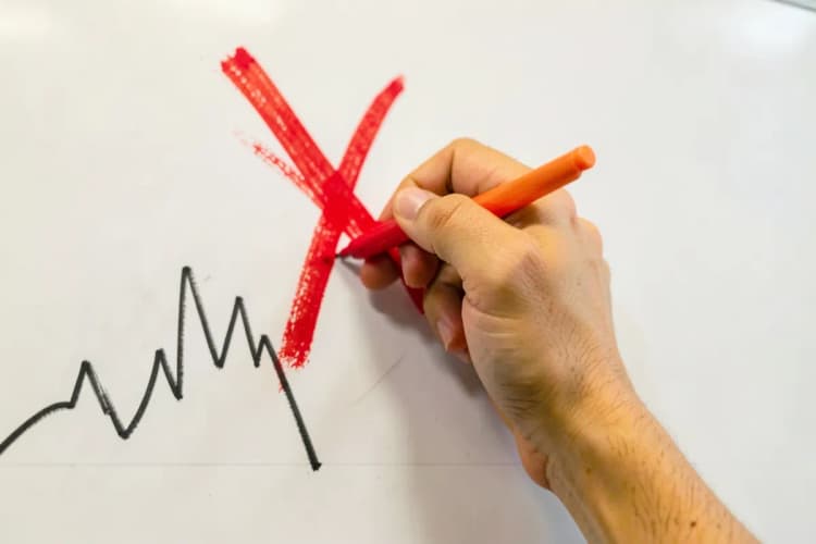 Pessoa cometendo erros em um gráfico de tráfego pago com X vermelho