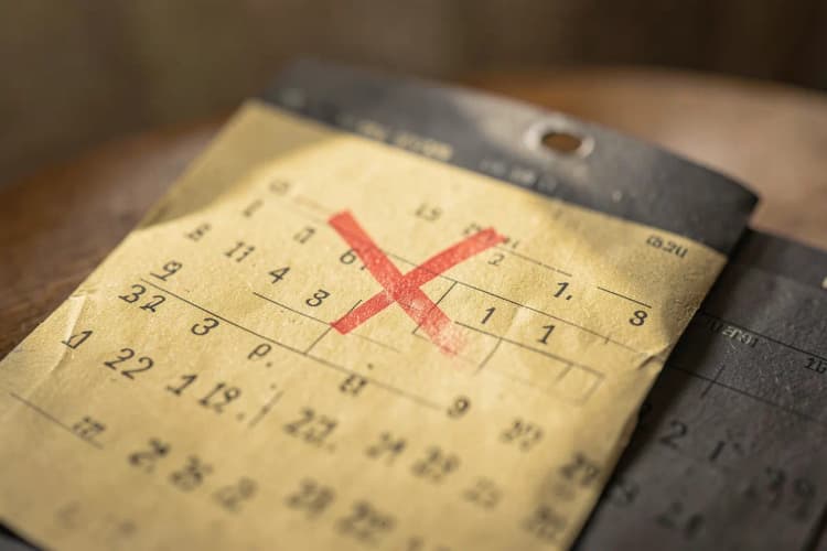Um calendário com um X vermelho sobre um dia, indicando um limite.