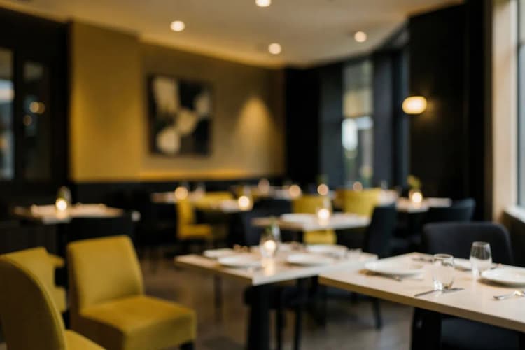 Um grupo de clientes sorrindo enquanto jantam em um restaurante moderno e iluminado.