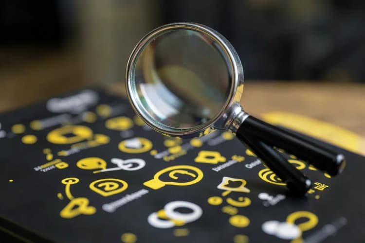 Uma lupa examinando contatos em uma lista.