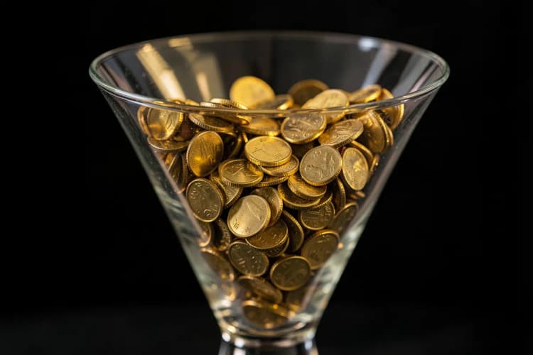Um funil de vendas com moedas caindo em direção à saída.