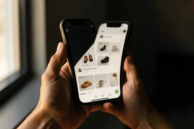 Uma pessoa usando um celular para enviar mensagens de vendas pelo WhatsApp em um ambiente de escritório moderno.