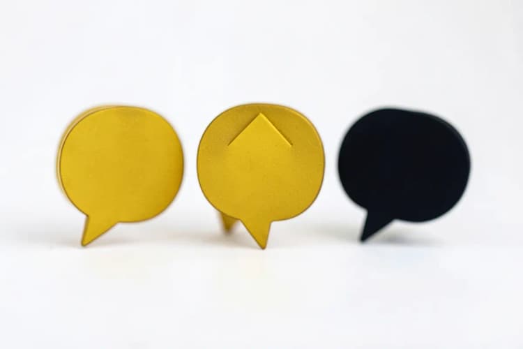Três ícones de balão de diálogo do WhatsApp com setas apontando para cima, indicando estratégias de vendas bem-sucedidas.