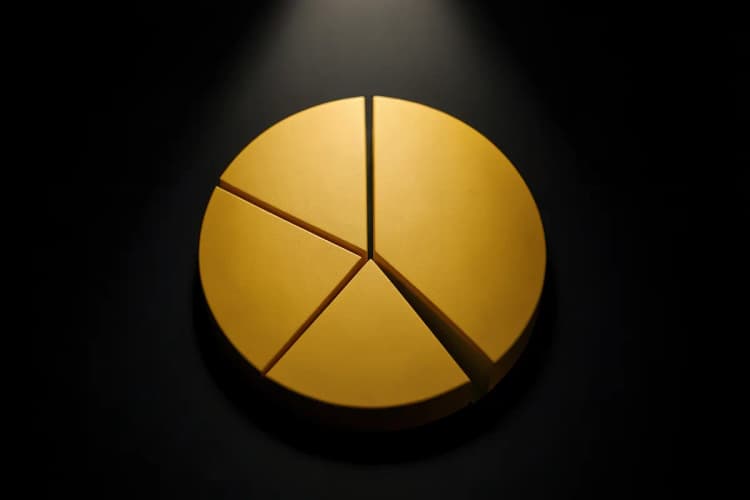 Um gráfico de pizza mostrando a divisão de métricas de vendas com um ícone de alvo no centro.