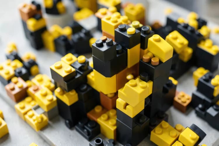 Um conjunto de blocos de construção coloridos sendo montados em uma estrutura crescente.