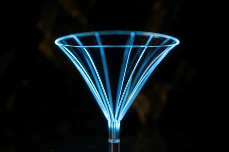 Um funil estilizado com setas indicando o fluxo, feito de linhas de luz azul em um fundo escuro.